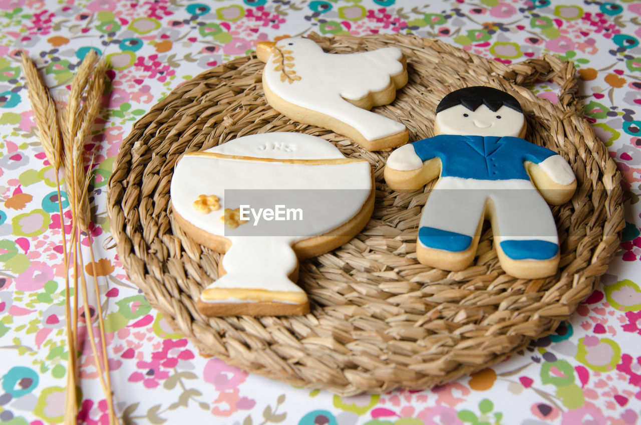 HIGH ANGLE VIEW OF BREAD IN BASKET