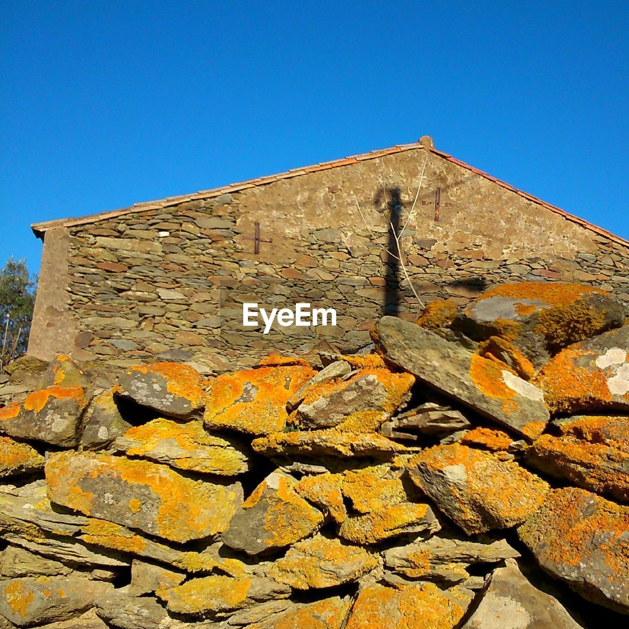 LOW ANGLE VIEW OF BUILT STRUCTURE AGAINST CLEAR SKY