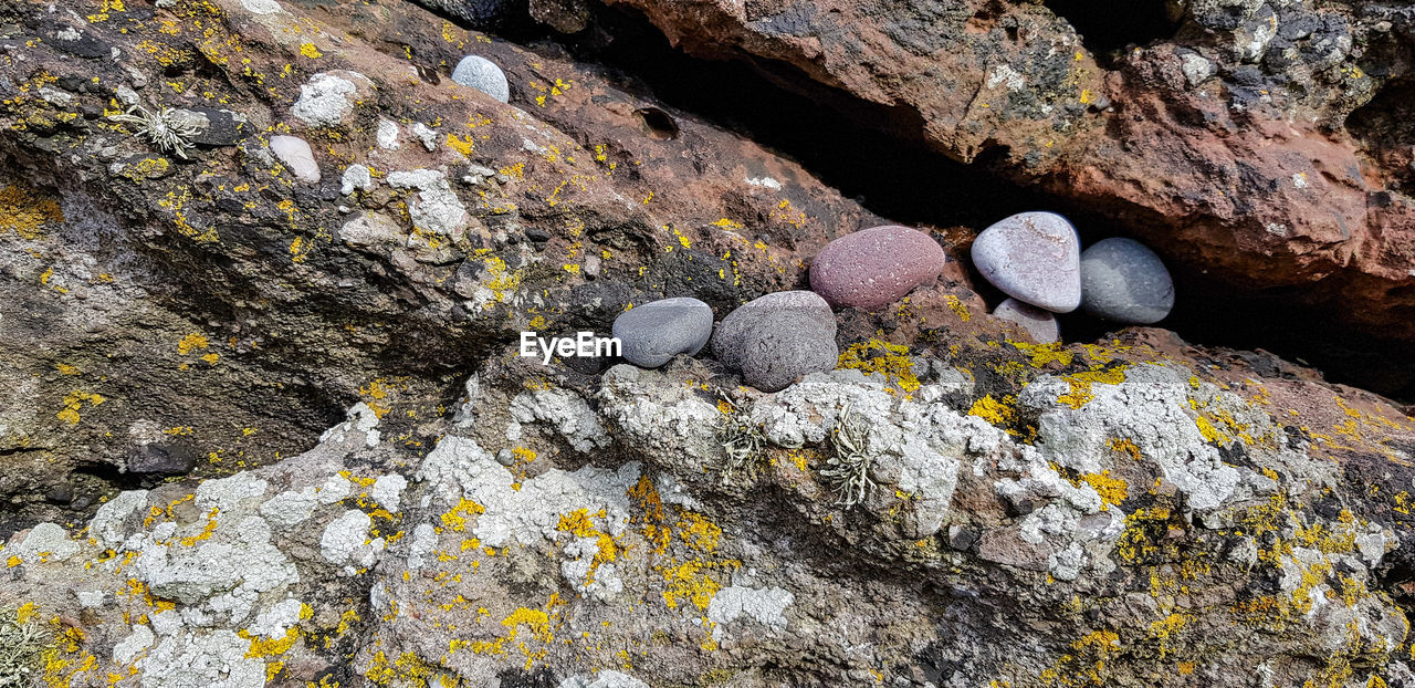 HIGH ANGLE VIEW OF ROCKS ON LAND