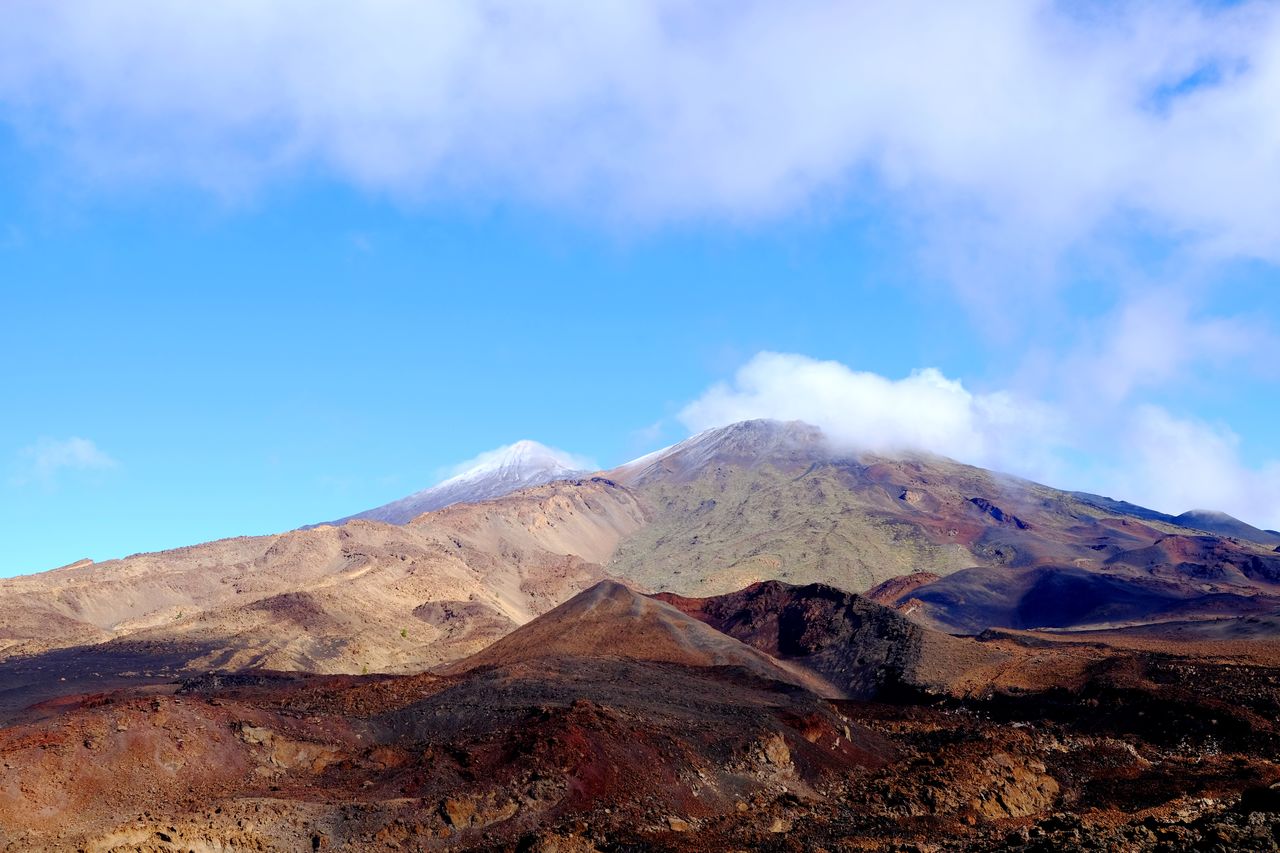 PANORAMIC VIEW OF VOLCANIC MOUNTAIN AGAINST SKY