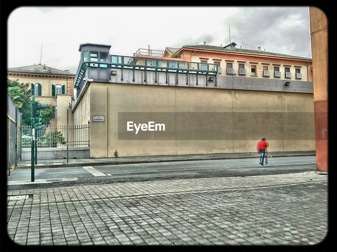 VIEW OF WOMAN WALKING ON WALL