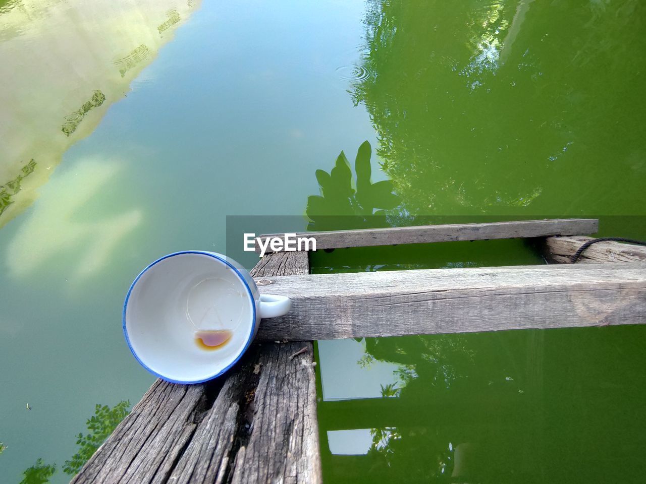 HIGH ANGLE VIEW OF COFFEE ON TABLE AT LAKE