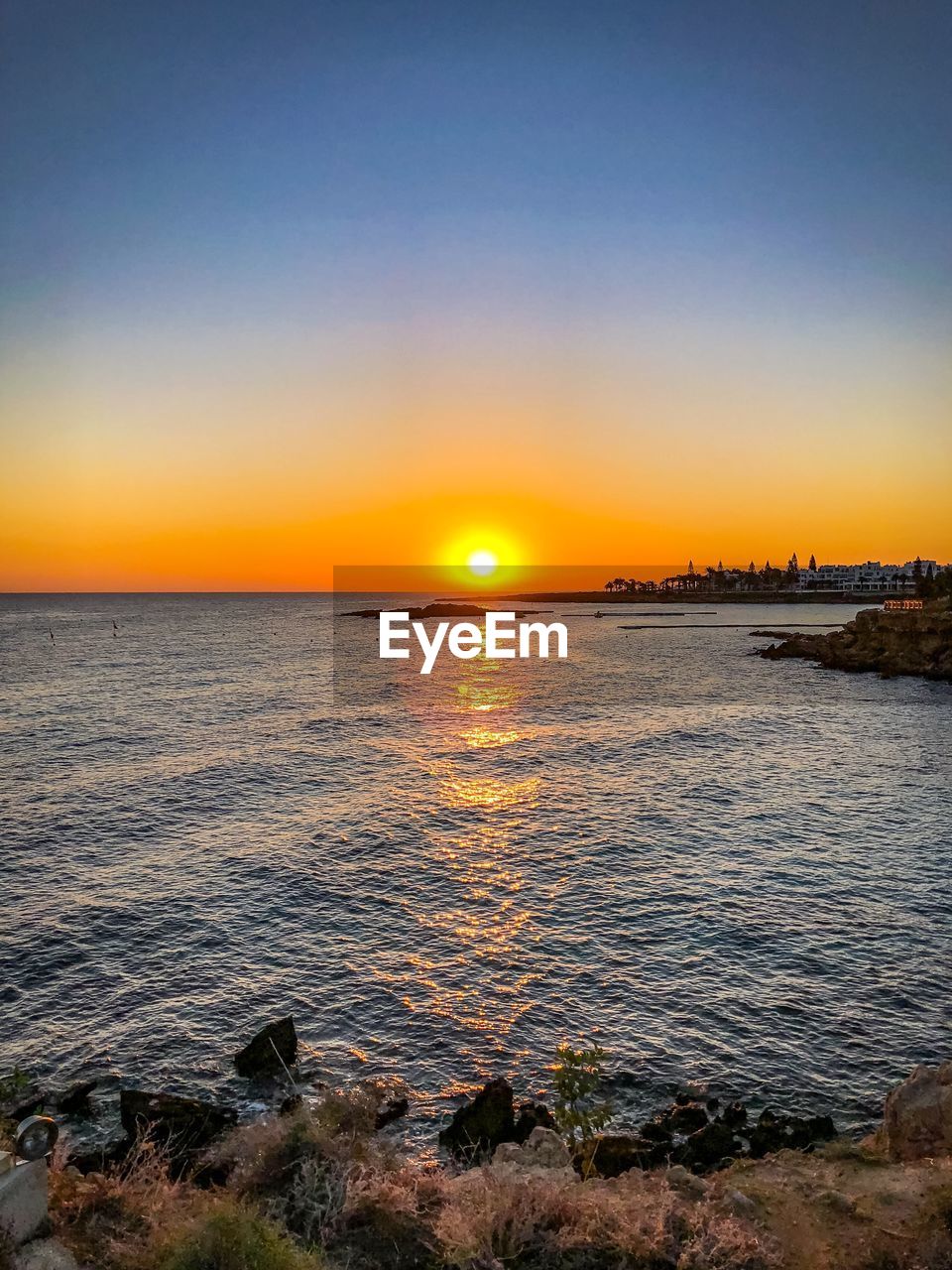 SCENIC VIEW OF SEA AGAINST CLEAR SKY AT SUNSET