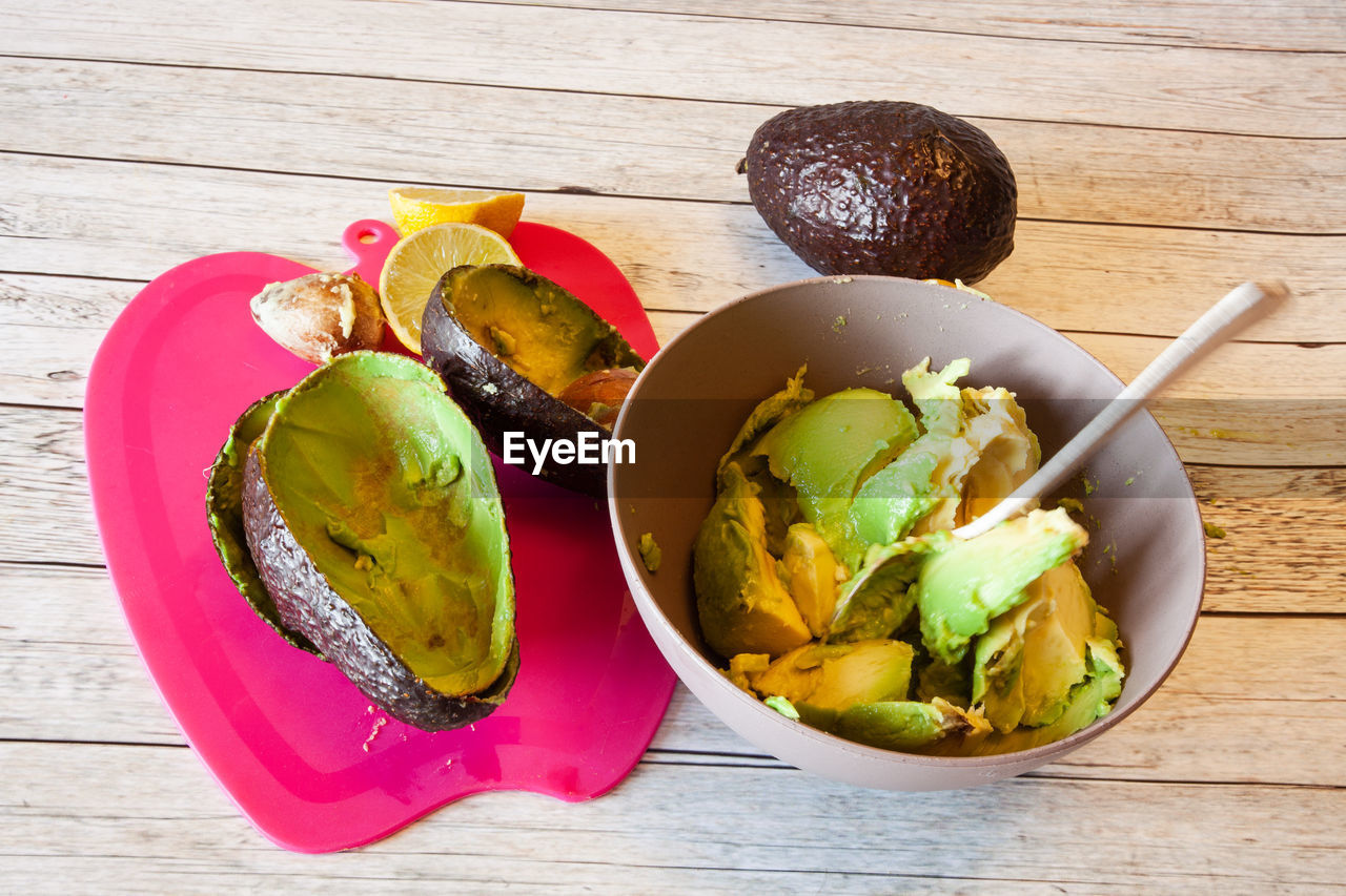 HIGH ANGLE VIEW OF FRUITS IN BOWL ON TABLE