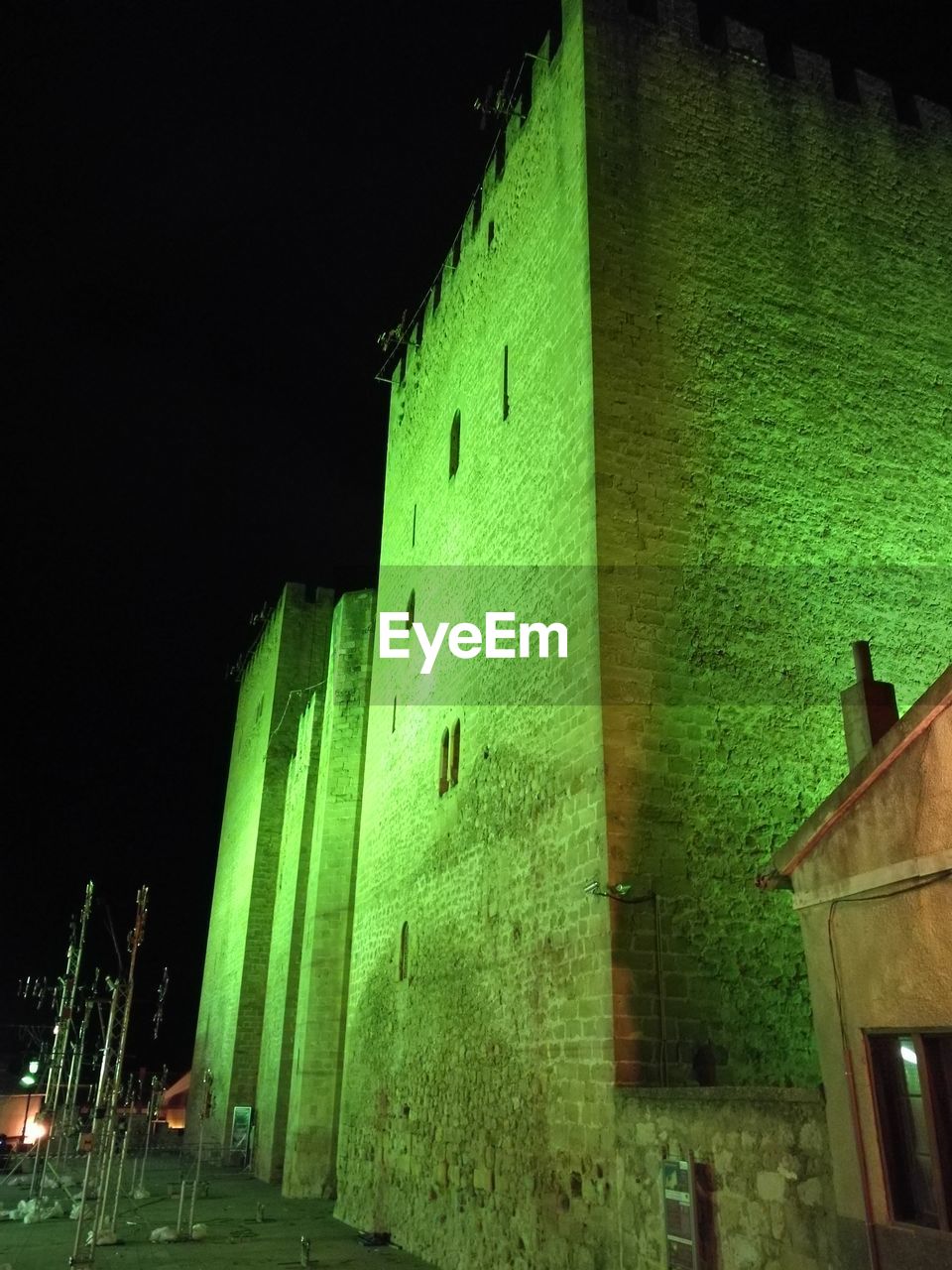 LOW ANGLE VIEW OF ILLUMINATED HISTORIC BUILDING AT NIGHT