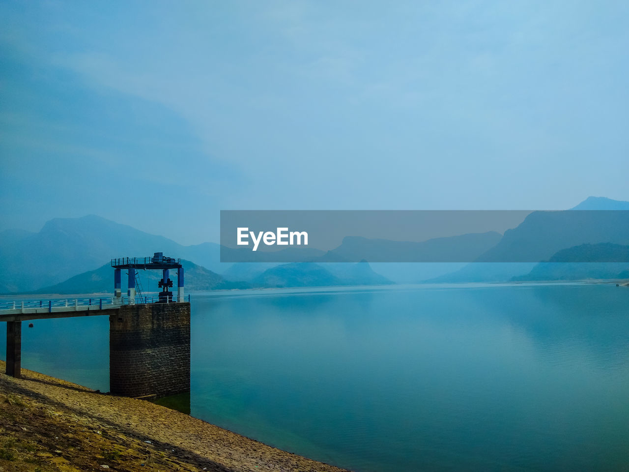 SCENIC VIEW OF LAKE AGAINST MOUNTAINS