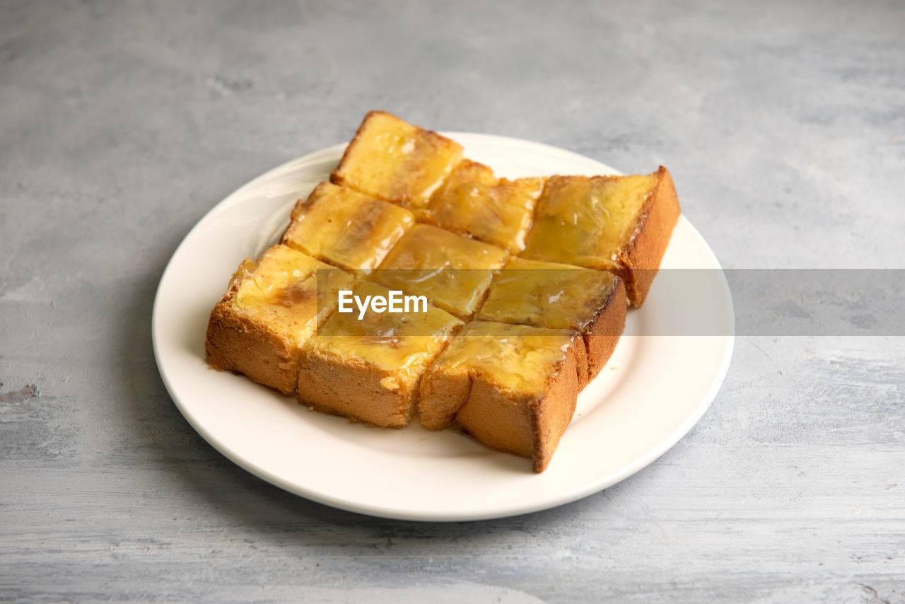 HIGH ANGLE VIEW OF BREAKFAST ON PLATE