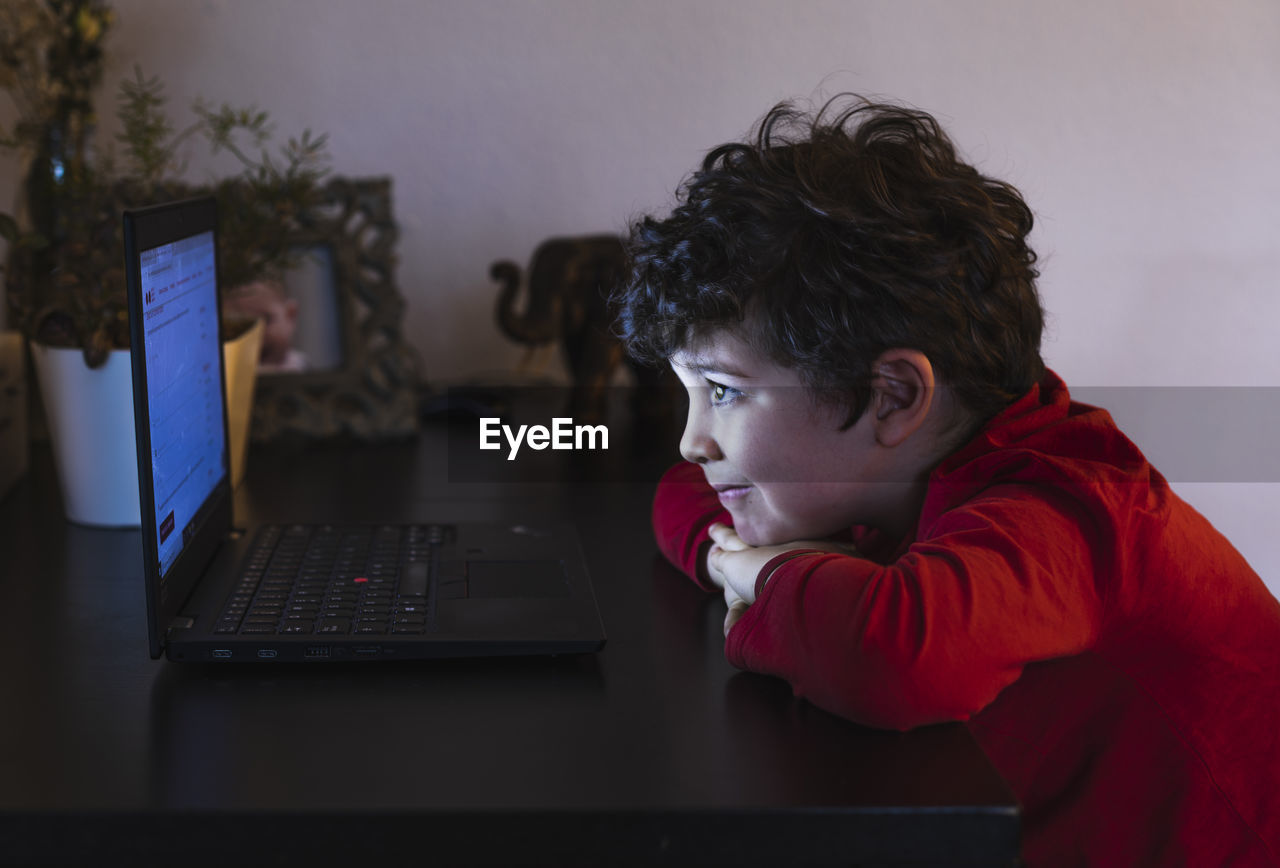 A child looks at his computer during confinement due to covid-19.