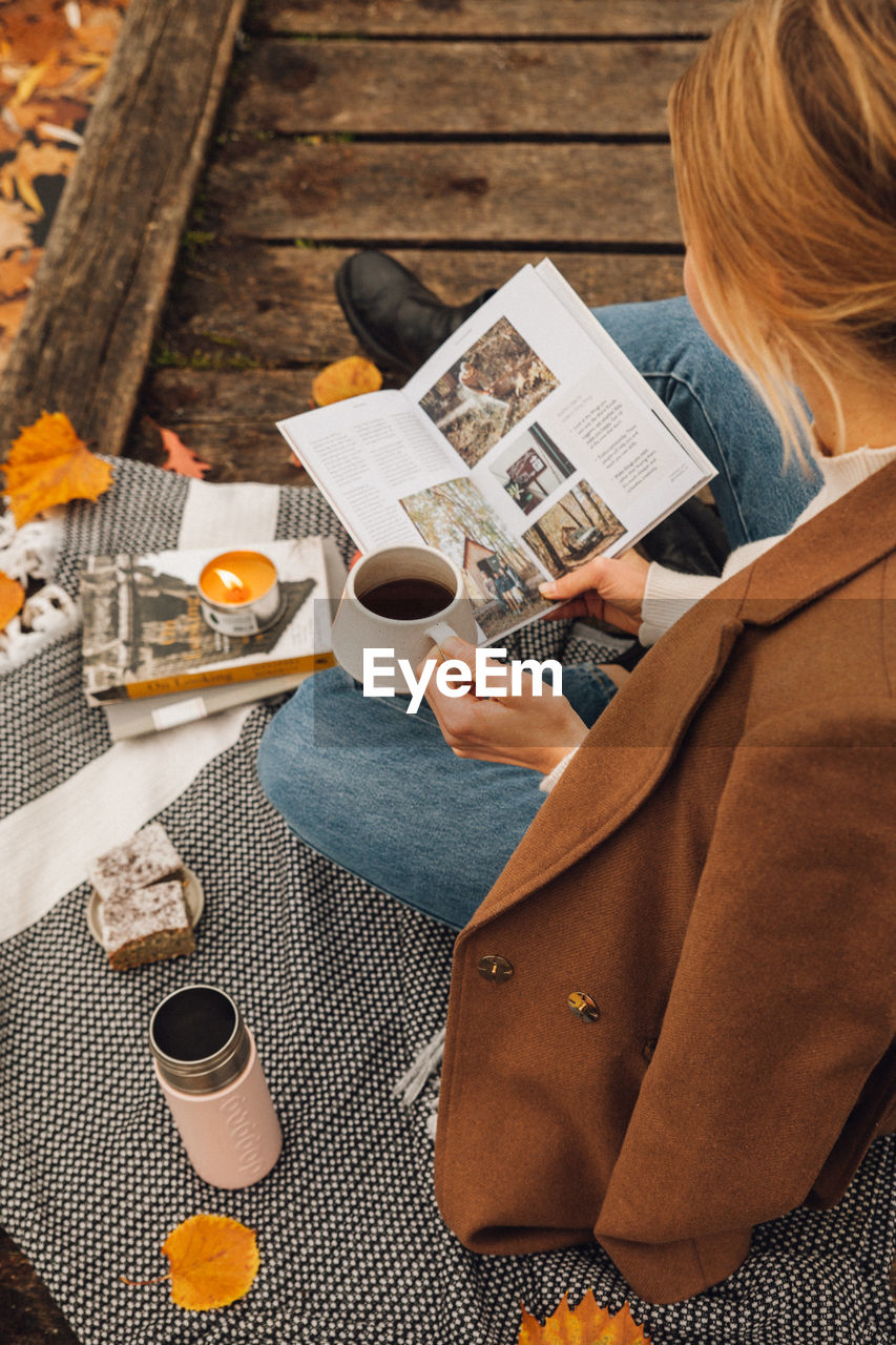 HIGH ANGLE VIEW OF COFFEE CUP ON TABLE