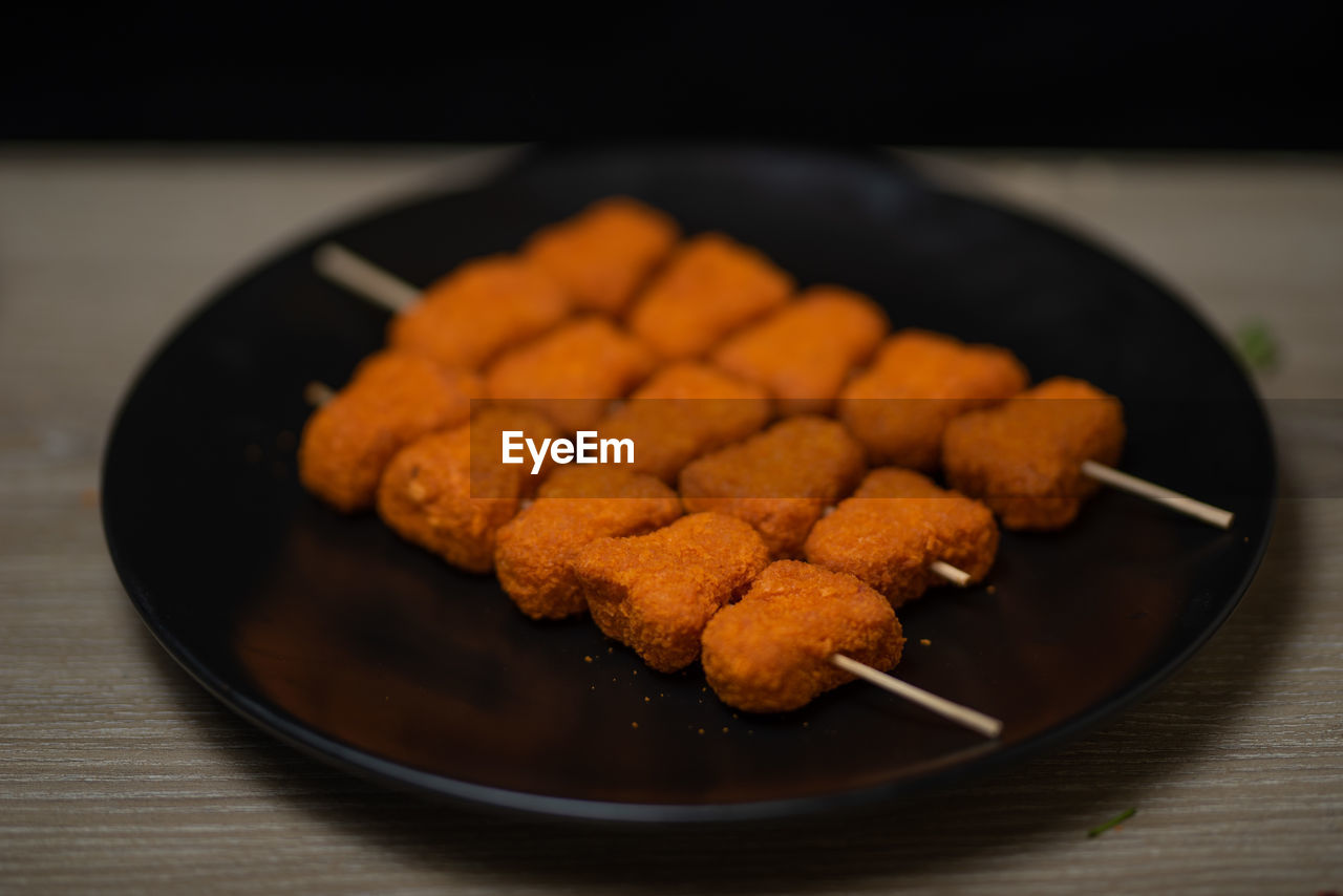 CLOSE-UP OF MEAT IN PLATE