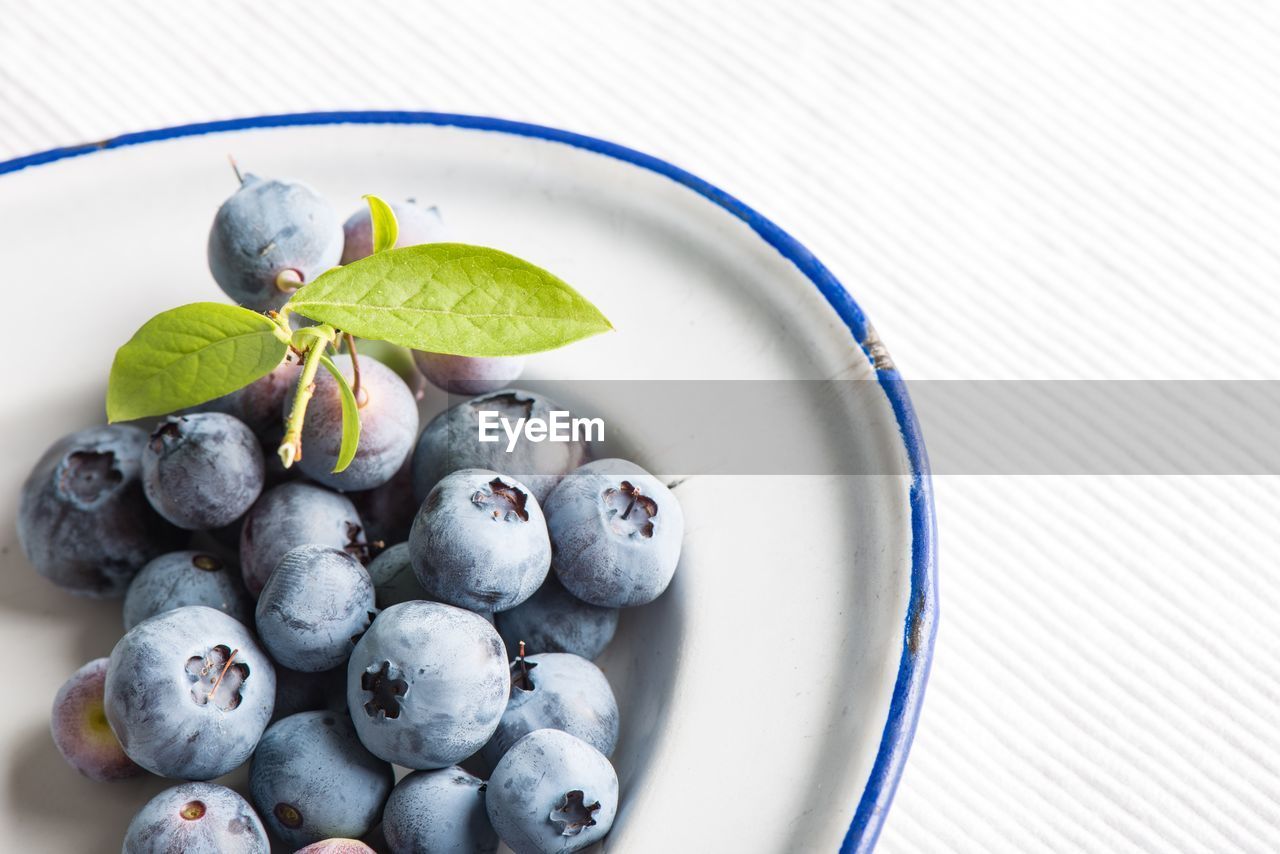 HIGH ANGLE VIEW OF FRUITS IN PLATE