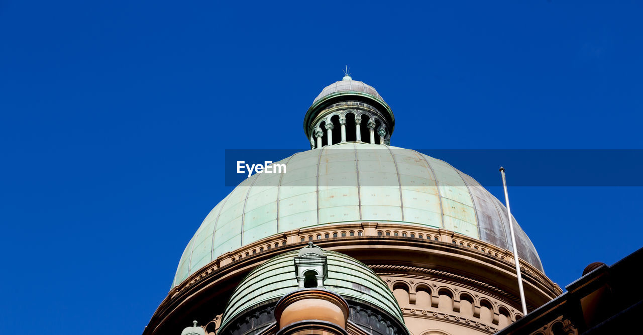 LOW ANGLE VIEW OF A BUILDING