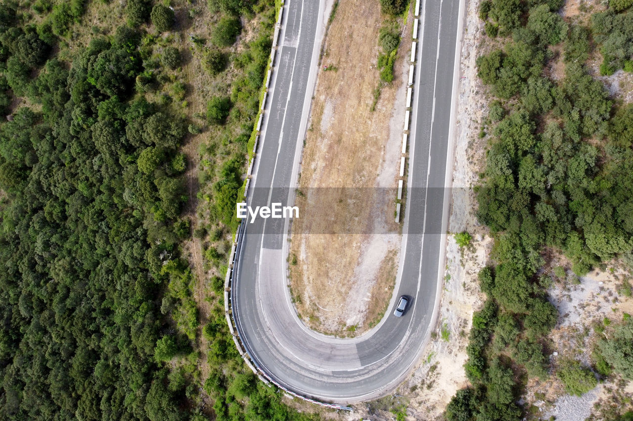 HIGH ANGLE VIEW OF HIGHWAY ALONG TREES