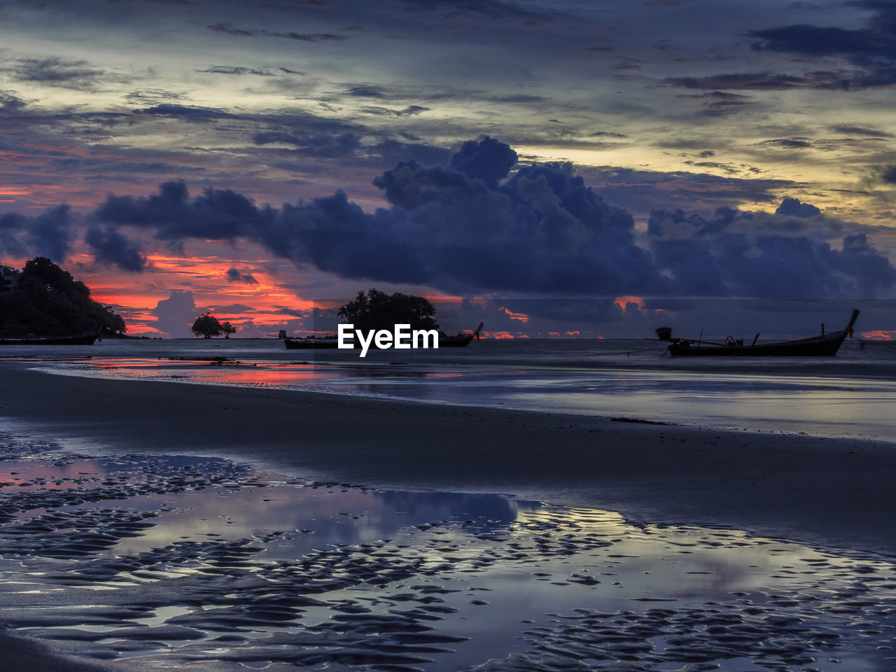 SCENIC VIEW OF SEA AGAINST SKY AT SUNSET