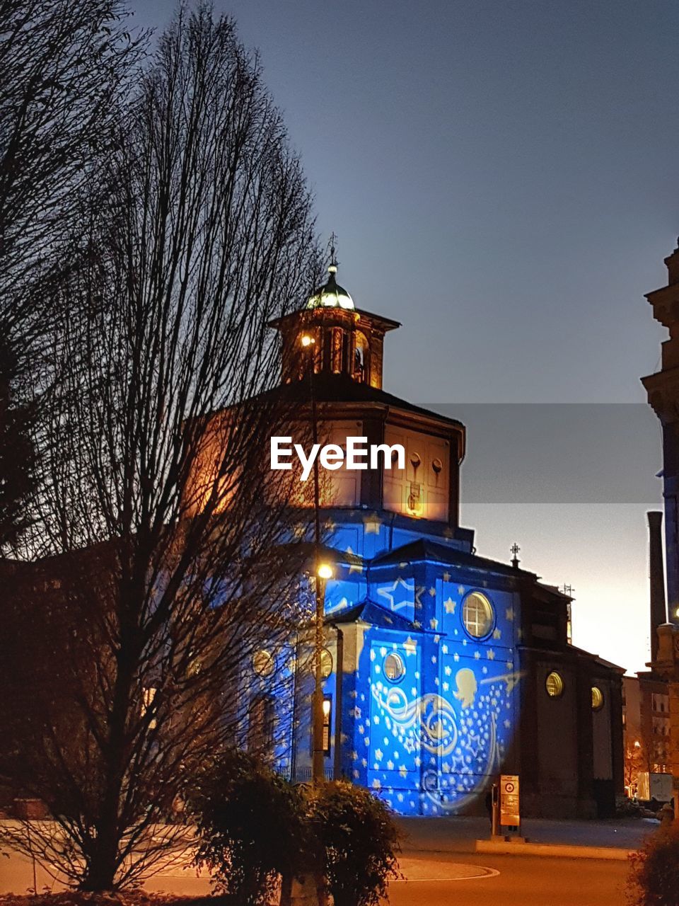 LOW ANGLE VIEW OF ILLUMINATED BUILDING AGAINST CLEAR SKY