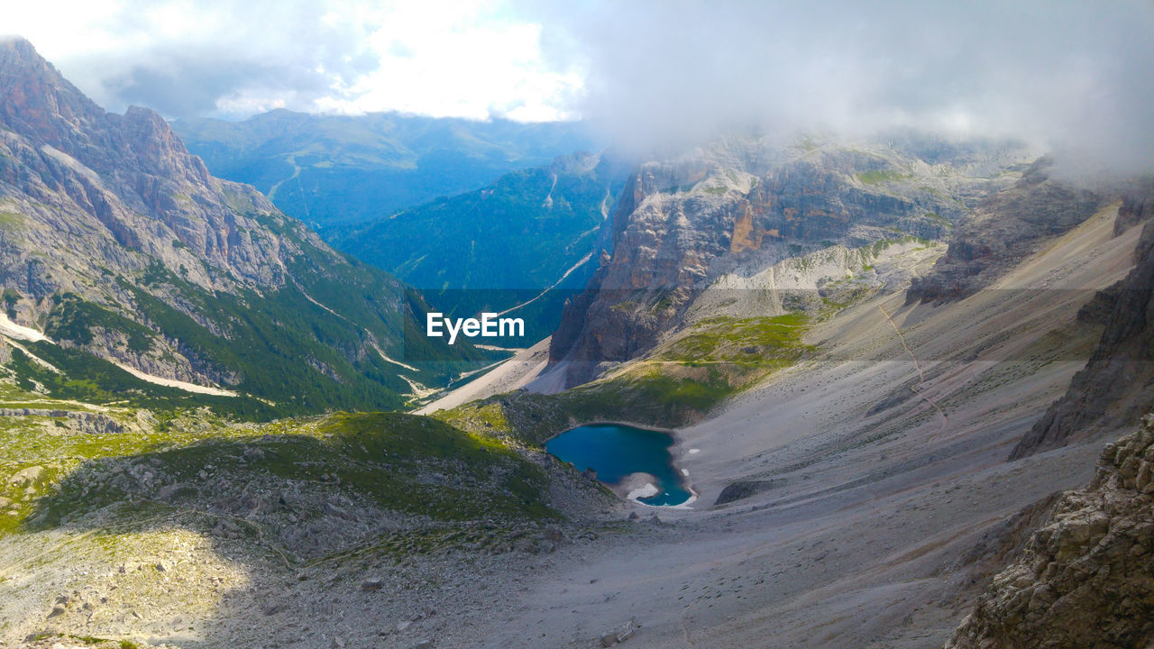 AERIAL VIEW OF MOUNTAIN RANGE AGAINST SKY