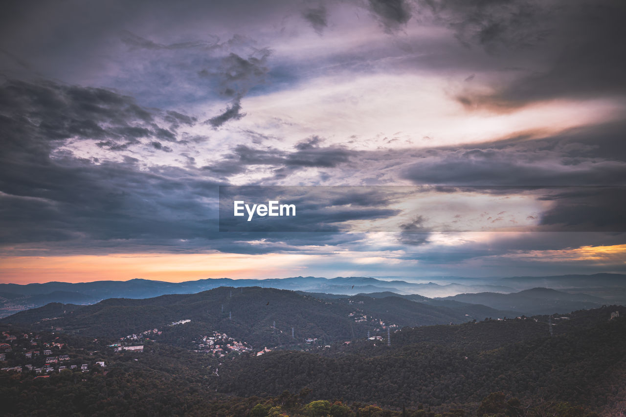 SCENIC VIEW OF LANDSCAPE AGAINST DRAMATIC SKY