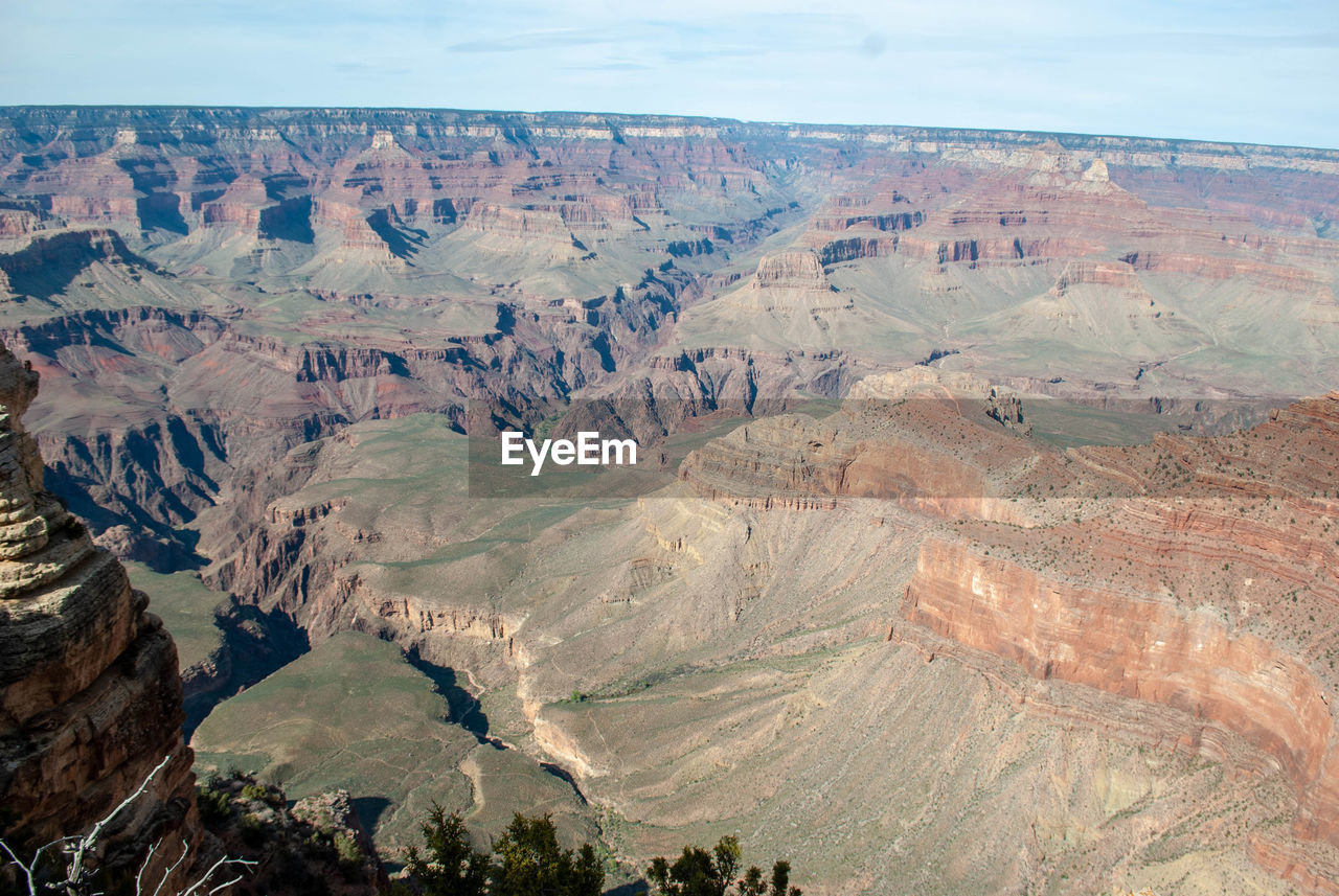 HIGH ANGLE VIEW OF ROCKY MOUNTAINS AGAINST SKY