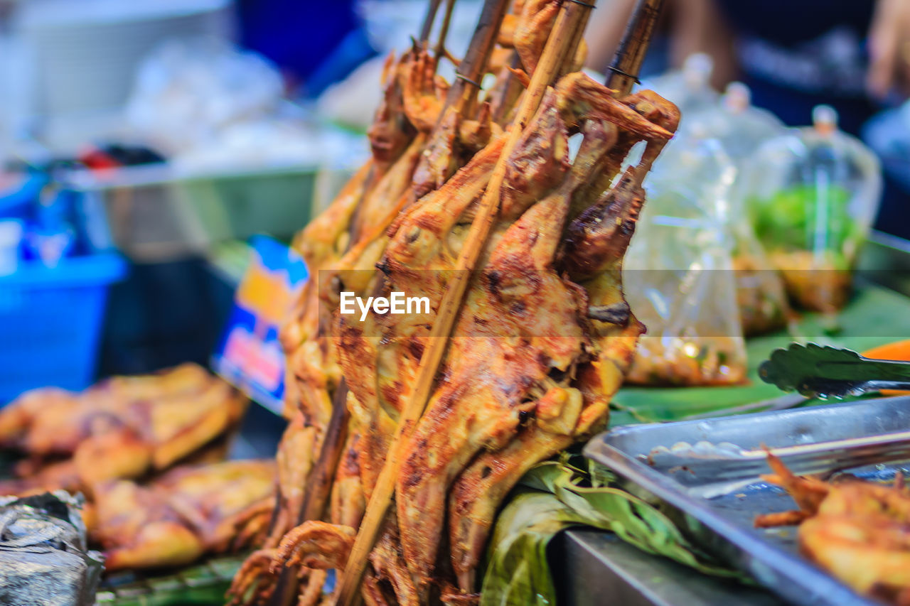 CLOSE-UP OF MEAT ON BARBECUE GRILL