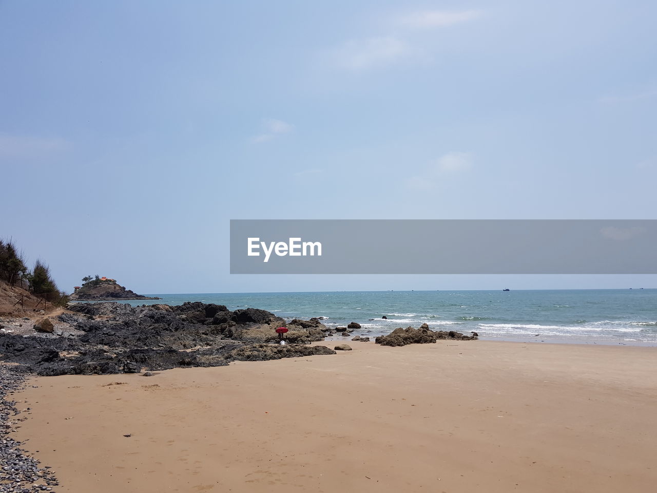 PANORAMIC VIEW OF BEACH AGAINST SKY