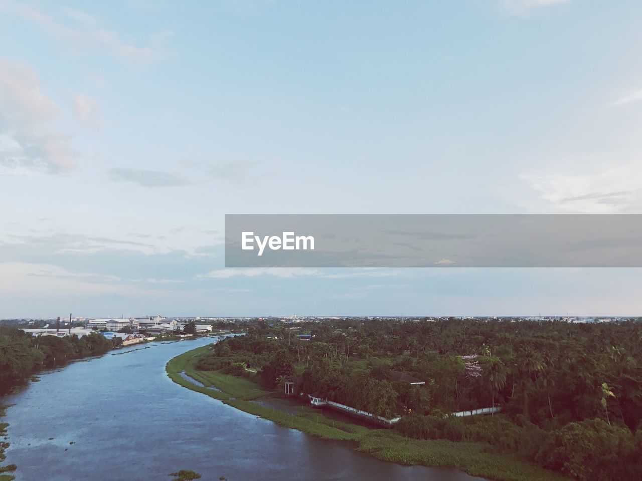 SCENIC VIEW OF SKY OVER WATER AGAINST CLOUDY DAY