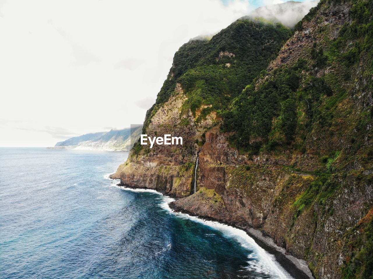 SCENIC VIEW OF SEA BY CLIFF AGAINST SKY