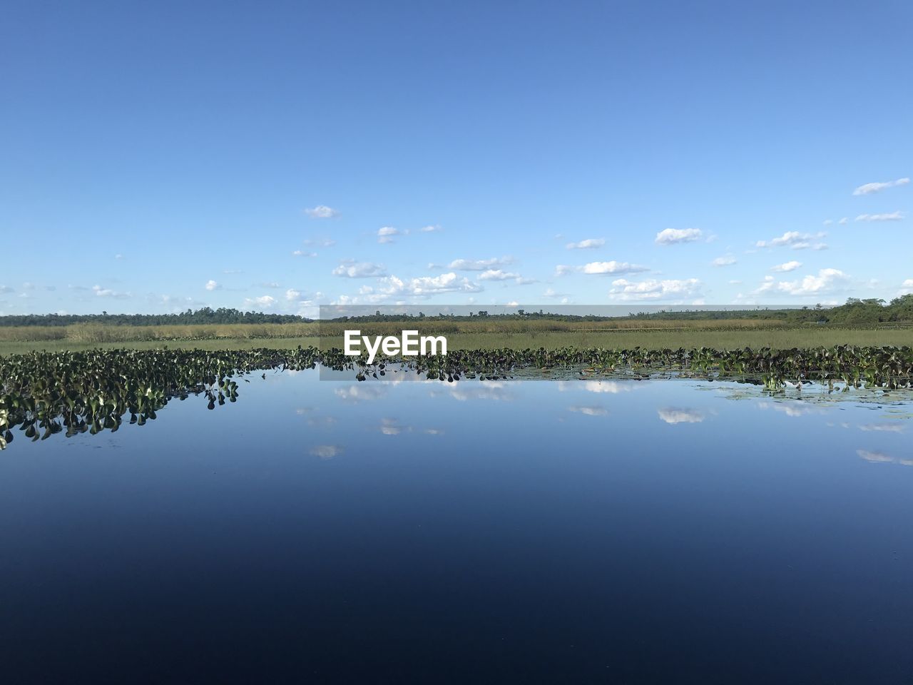 IDYLLIC VIEW OF LAKE AGAINST BLUE SKY