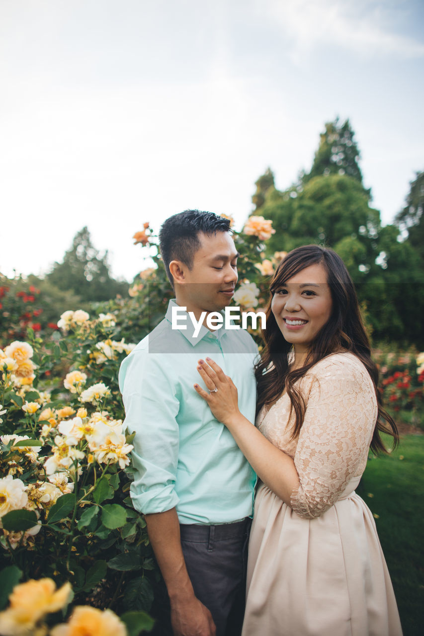 PORTRAIT OF A SMILING YOUNG COUPLE