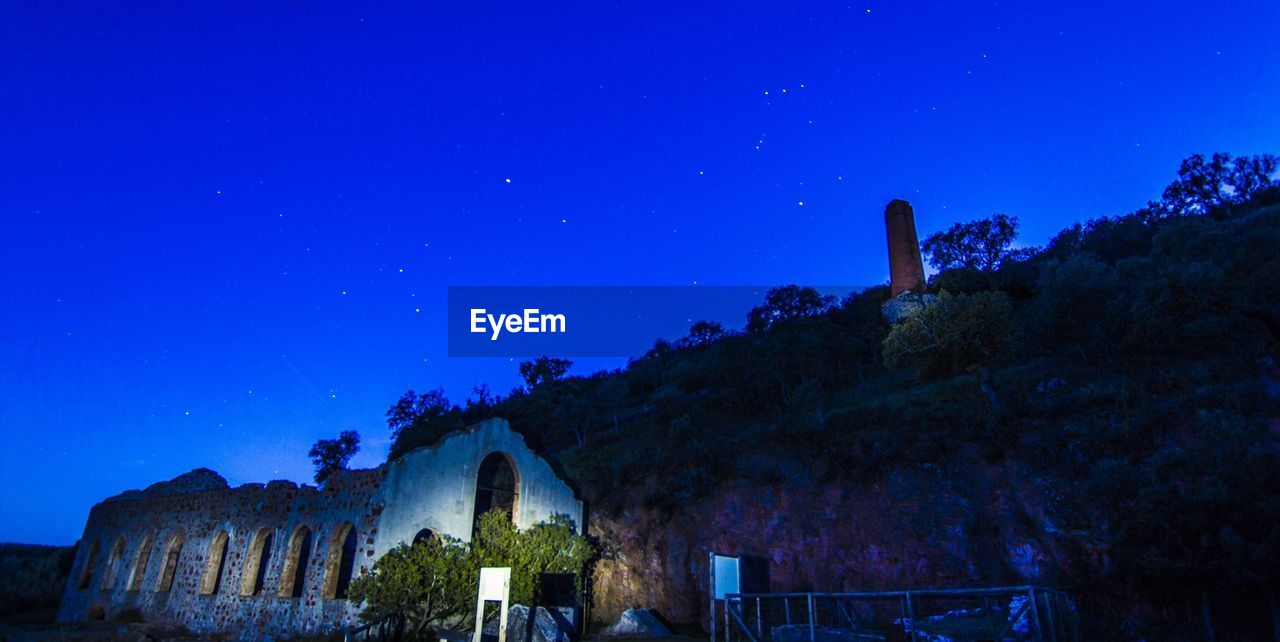 LOW ANGLE VIEW OF BUILT STRUCTURE AGAINST CLEAR SKY