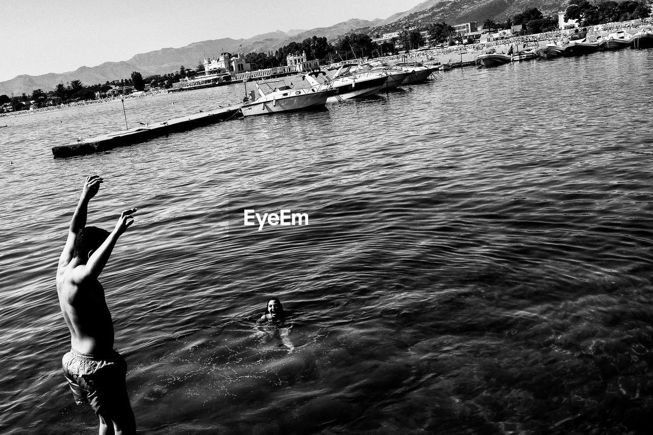 HIGH ANGLE VIEW OF MAN IN SEA