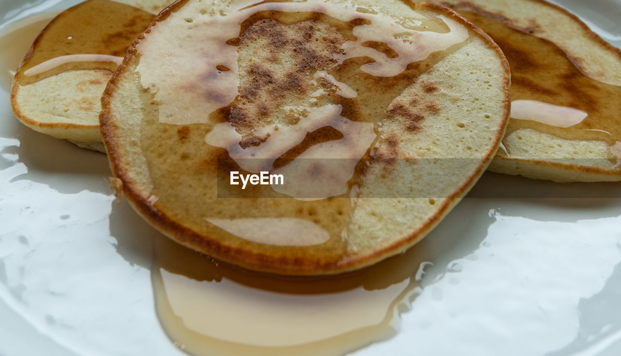 HIGH ANGLE VIEW OF CAKE WITH BREAD IN PLATE