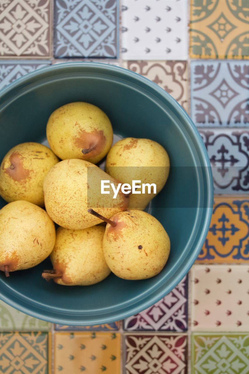 CLOSE-UP OF FRUITS IN PLATE