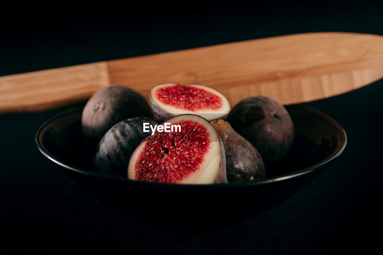 Close-up of fig fruits in bowl