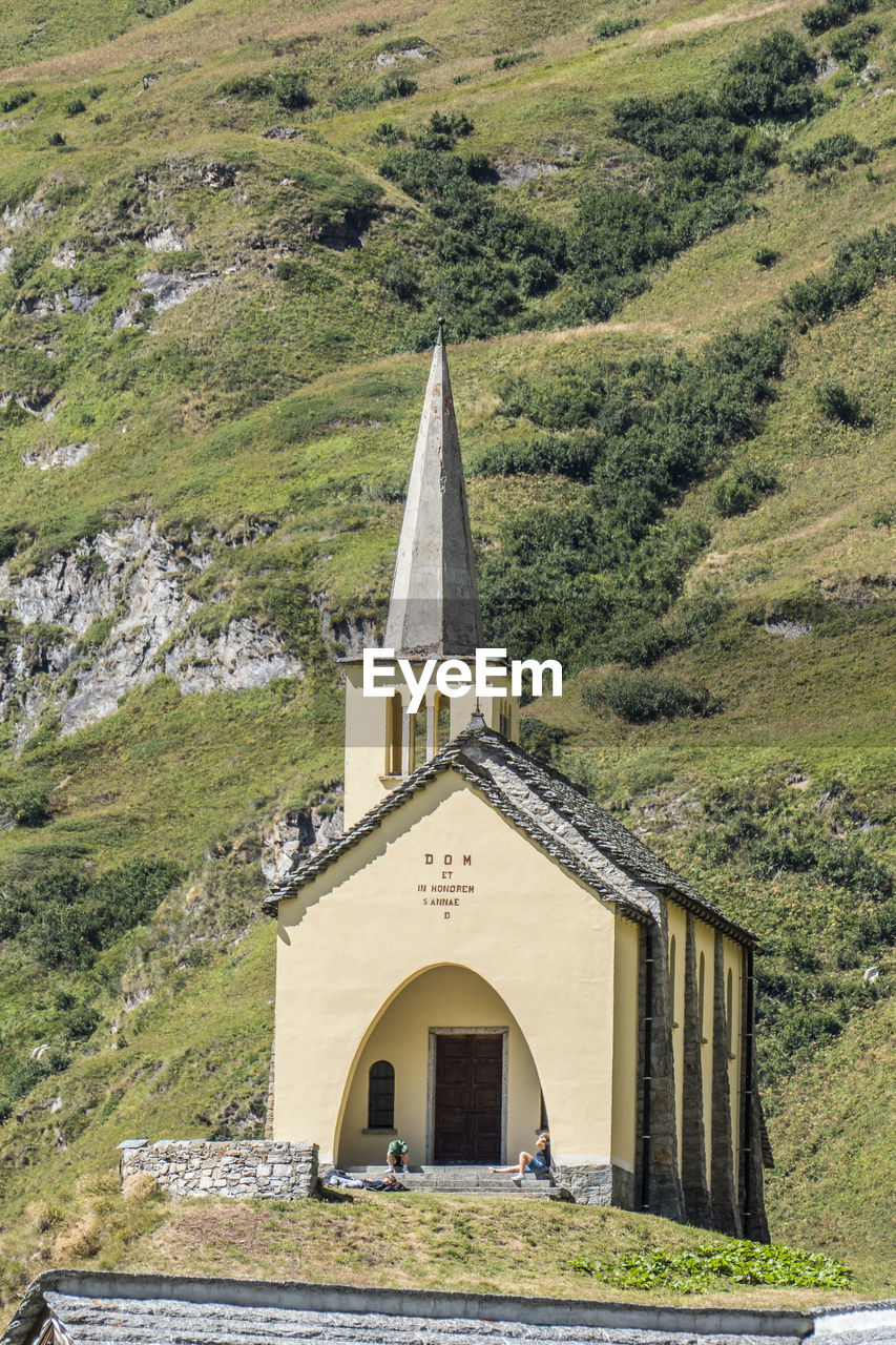 VIEW OF A BUILDING ON MOUNTAIN