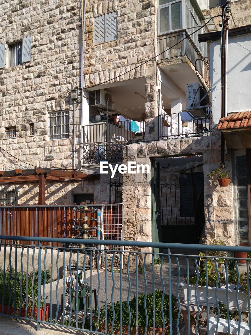 LOW ANGLE VIEW OF BUILDINGS IN CITY