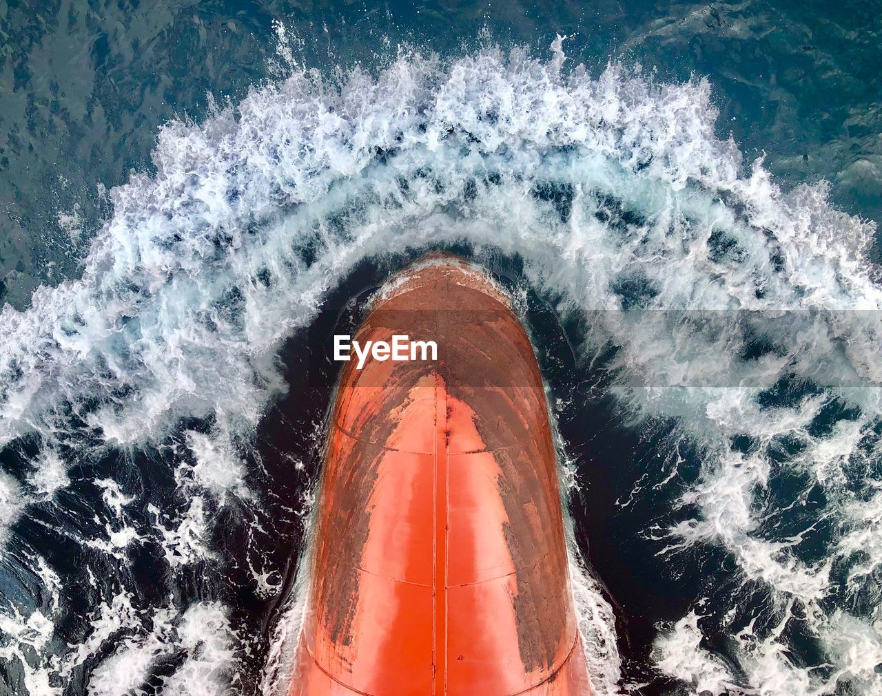 HIGH ANGLE VIEW OF WAVES SPLASHING ON SEA