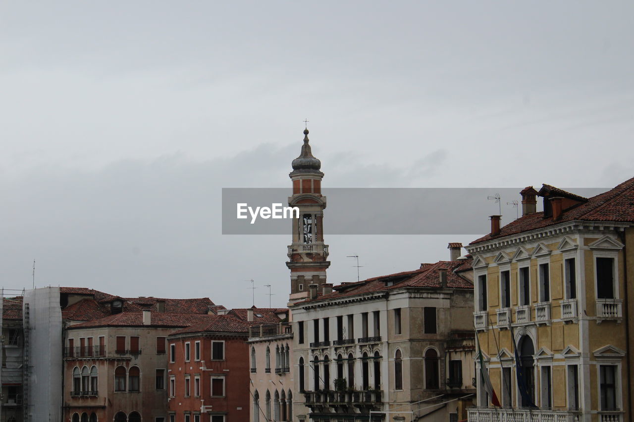 VIEW OF BUILDINGS IN CITY