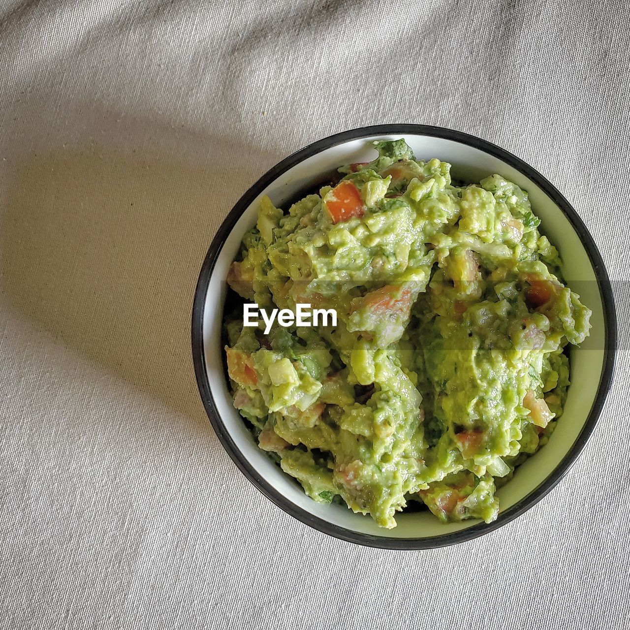 HIGH ANGLE VIEW OF SALAD IN BOWL