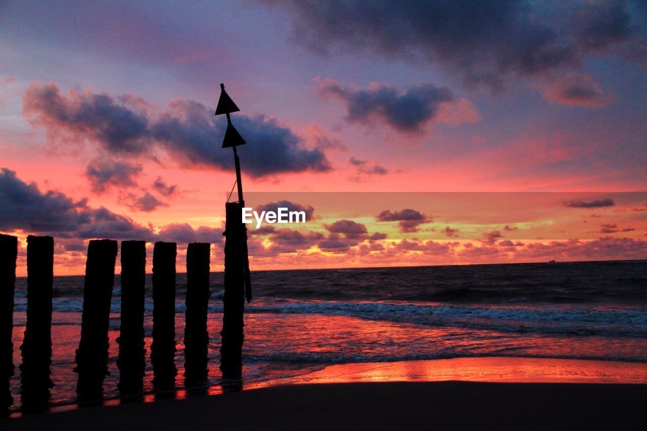 SCENIC VIEW OF SEA AT SUNSET