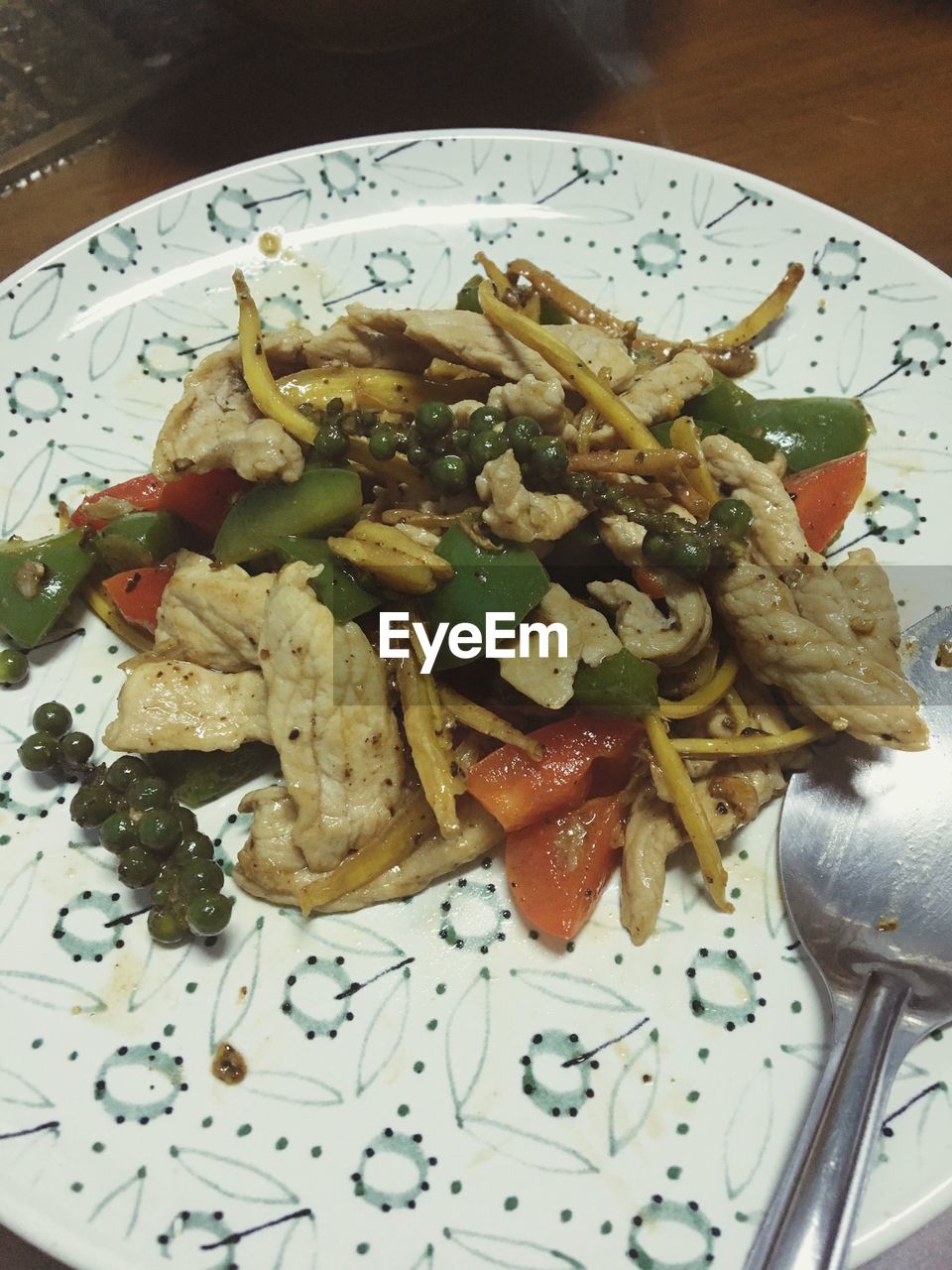 HIGH ANGLE VIEW OF FOOD IN PLATE ON TABLE