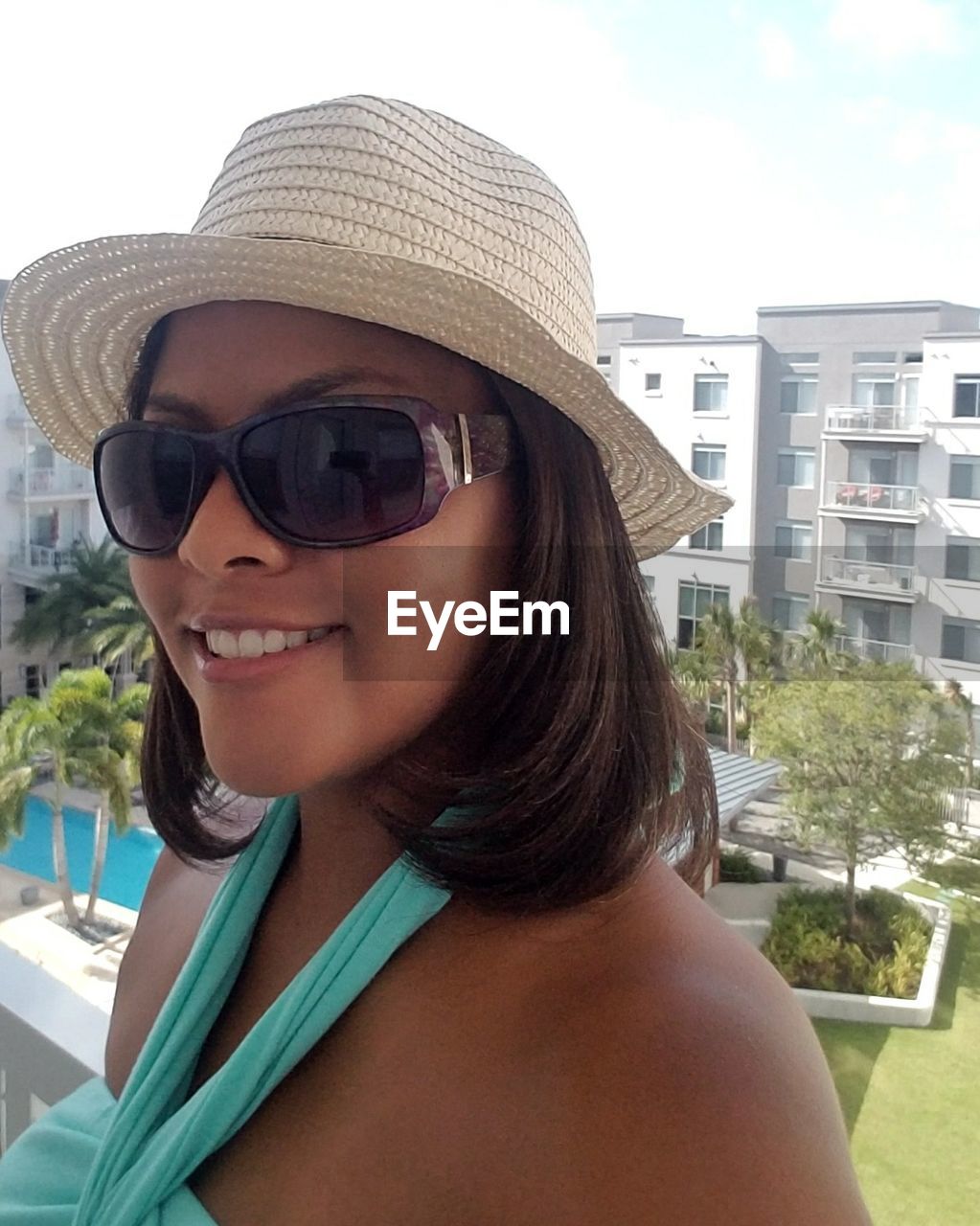 PORTRAIT OF YOUNG WOMAN WEARING SUNGLASSES