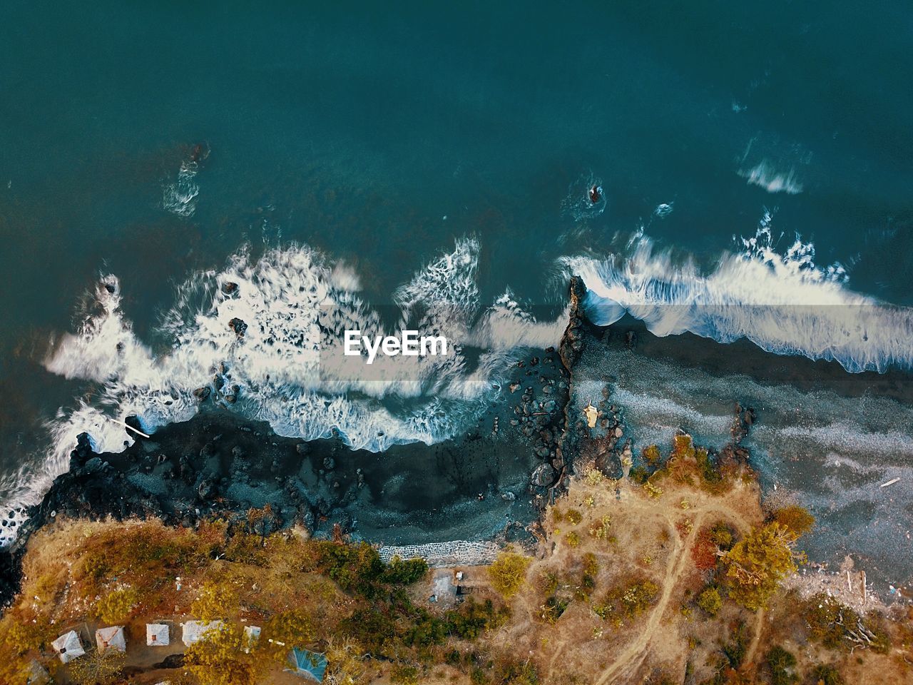 HIGH ANGLE VIEW OF PEOPLE ON BEACH