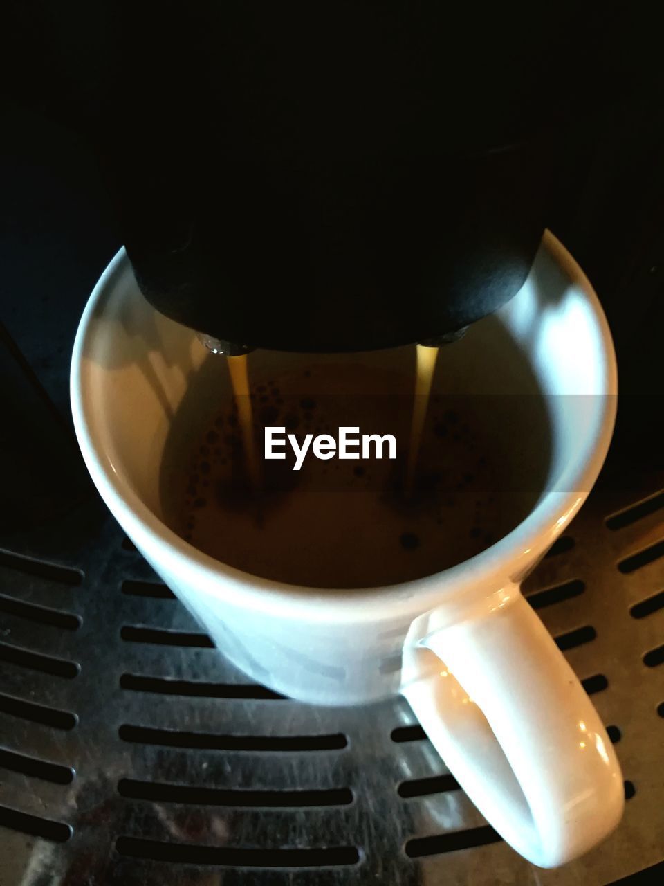 HIGH ANGLE VIEW OF COFFEE IN CUP