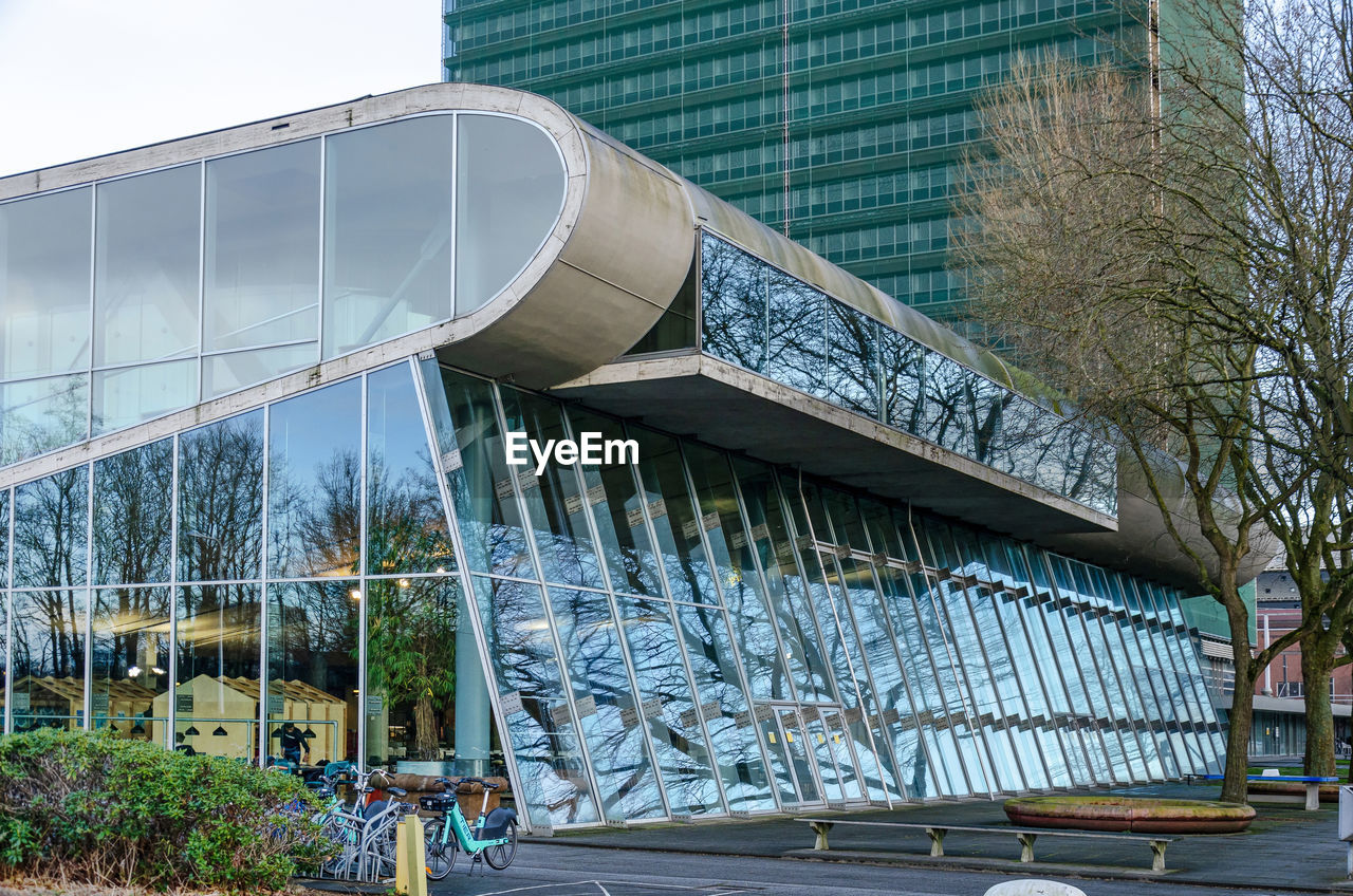 West facade with glass and curving concrete of the educatorium building at  uithof university campus