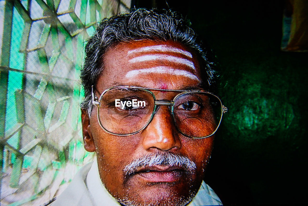 CLOSE-UP PORTRAIT OF MAN WITH EYEGLASSES