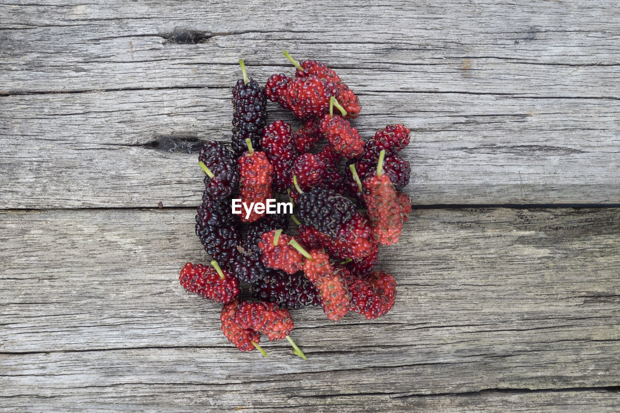 HIGH ANGLE VIEW OF STRAWBERRY ON TABLE