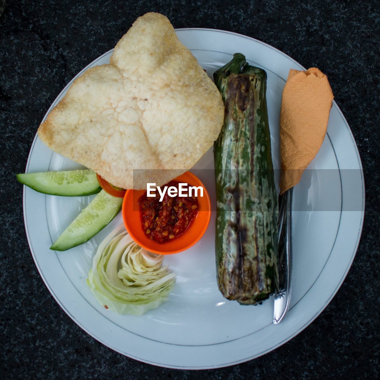 CLOSE-UP OF FOOD ON PLATE