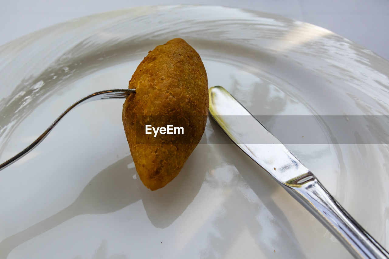 HIGH ANGLE VIEW OF ICE CREAM ON PLATE