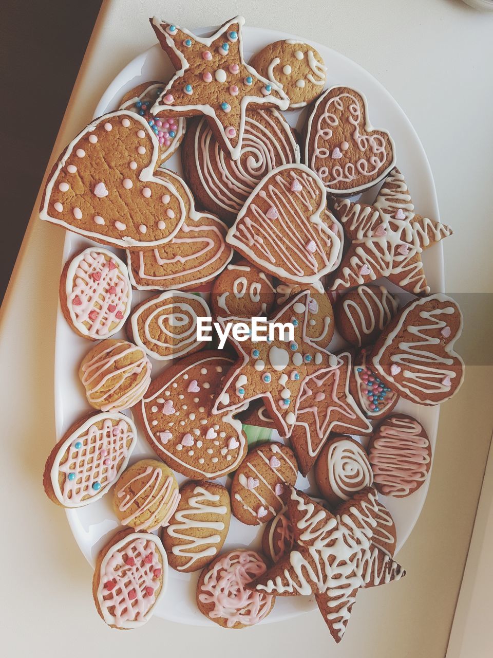 HIGH ANGLE VIEW OF COOKIES AND COFFEE ON TABLE