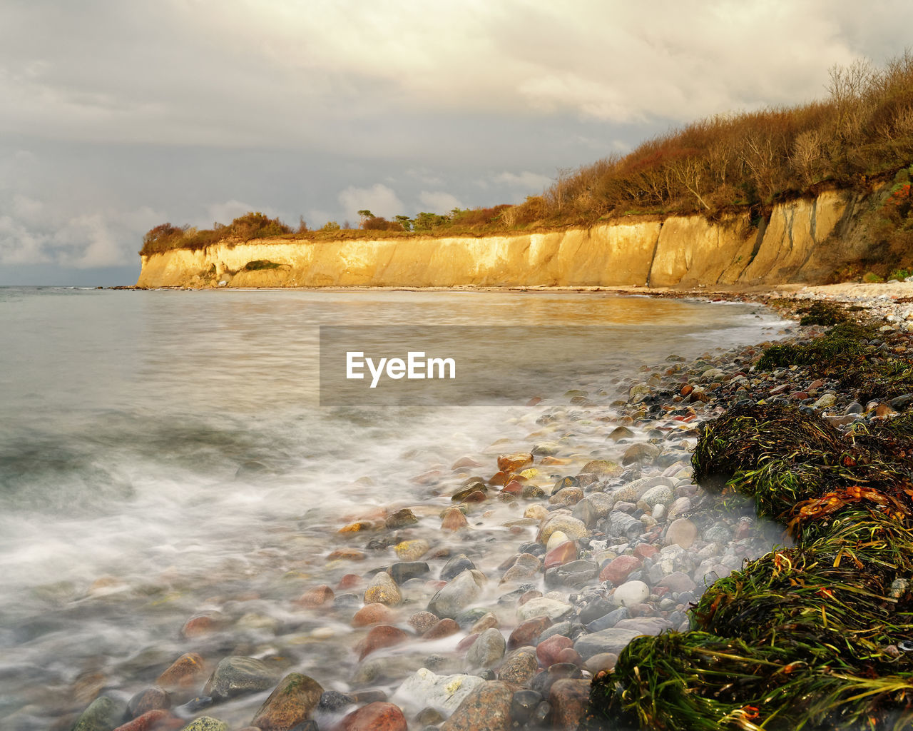SCENIC VIEW OF WAVES AGAINST SKY